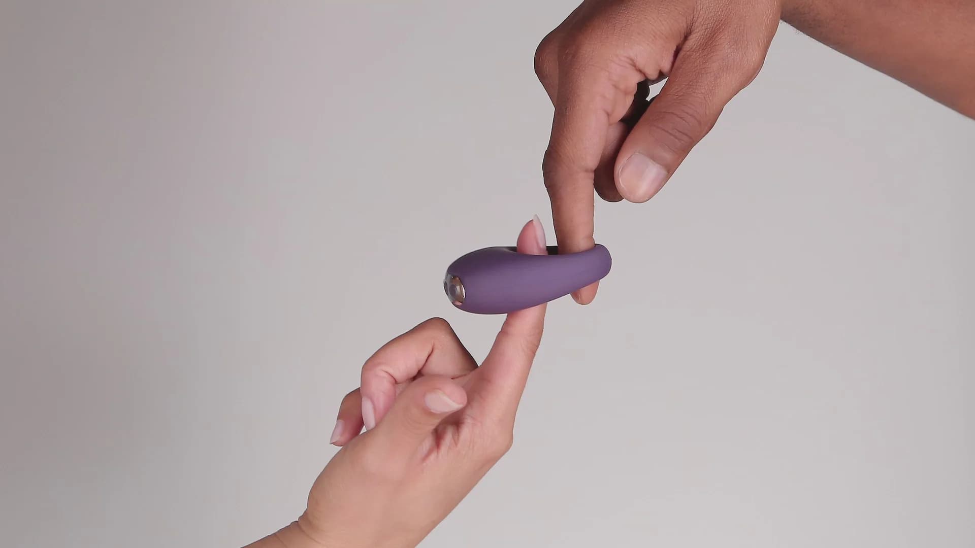 Je Joue Mio Rechargeable Vibrating Silicone Cock Ring Black thumbnail 10